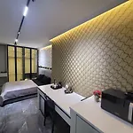 La Mirage & *